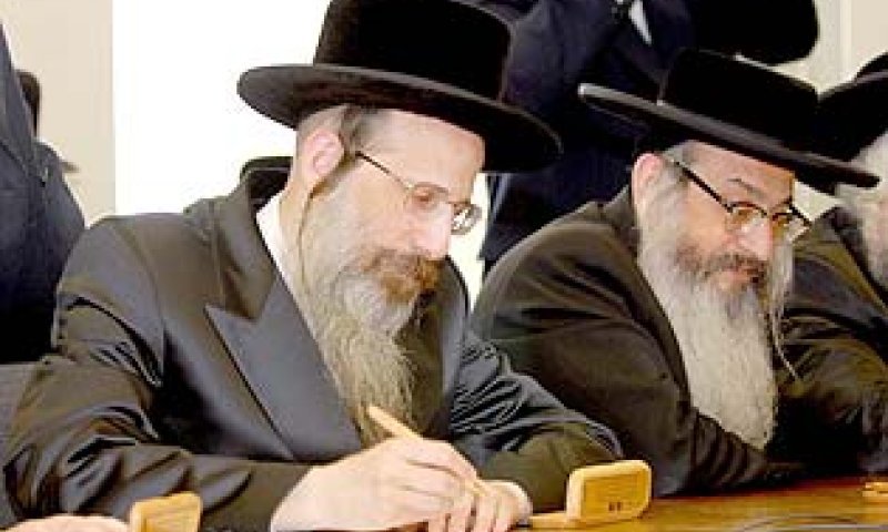 הרב שלמה ליב וויינבערגער, מ'התאחדות הרבנים', ואבד"ק באבוב, הרב רובין, במהלך חתימת  ההסכם