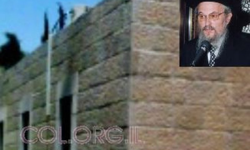 הרב הלפרין לצד הפיח מחלונות בית-הכנסת • צילום: אמציה האיתן
