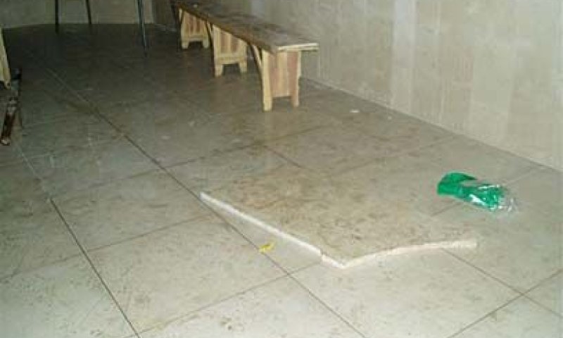 לוח השיש שפגע בילד בבית הכנסת. צילום: 'הצלה ישראל'