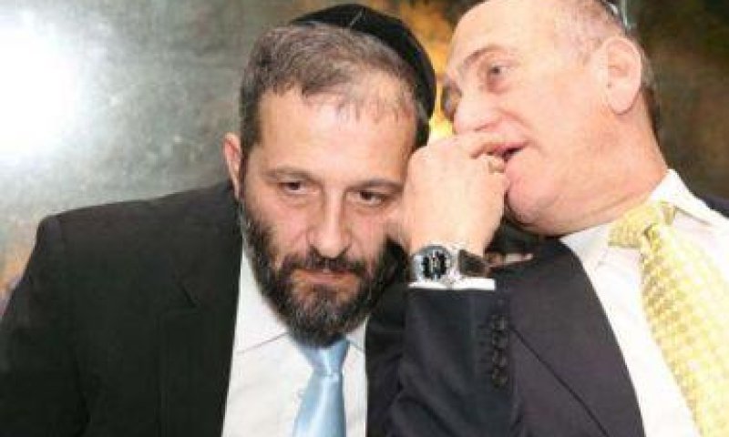 אלוף הקומבינות. דרעי עם ראש עיריית ירושלים לשעבר, אהוד אולמרט (צילום: שוקי לרר)