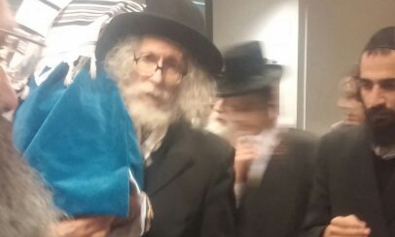 הרב ברלנד עם ספר התורה (באדיבות המצלם)