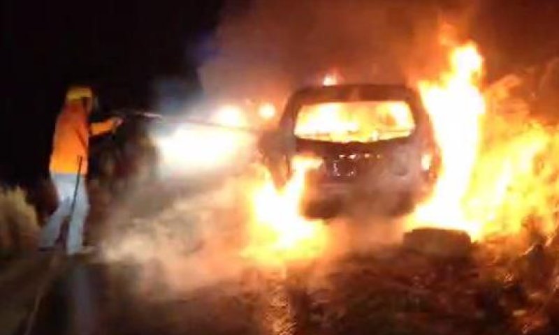 רכב בוער באש כתוצאה מבקבוק תבערה. צילום ארכיון