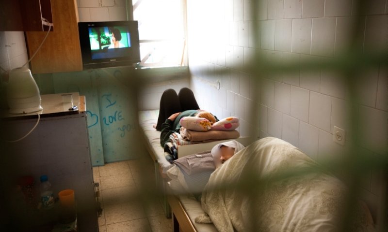 הפצ"רית קיבלה מגבות ומברשת שיניים, עומדת ארבע פעמים ביום לספירה