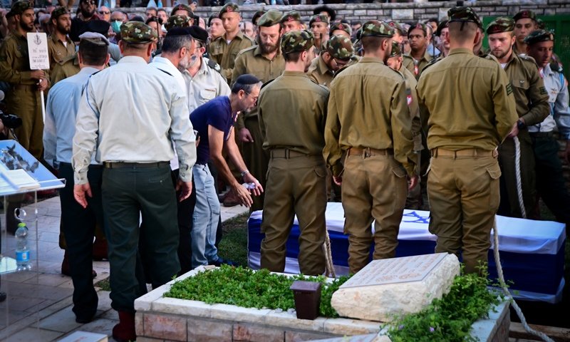 "במקום לחזור הביתה &mdash; היא חזרה בארון": מאות ליוו את רותם ינאי בדרכה האחרונה