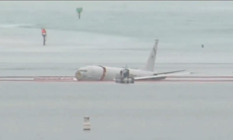 מטוס של חיל הים האמריקני עם תשעה אנשי צוות התרסק במים