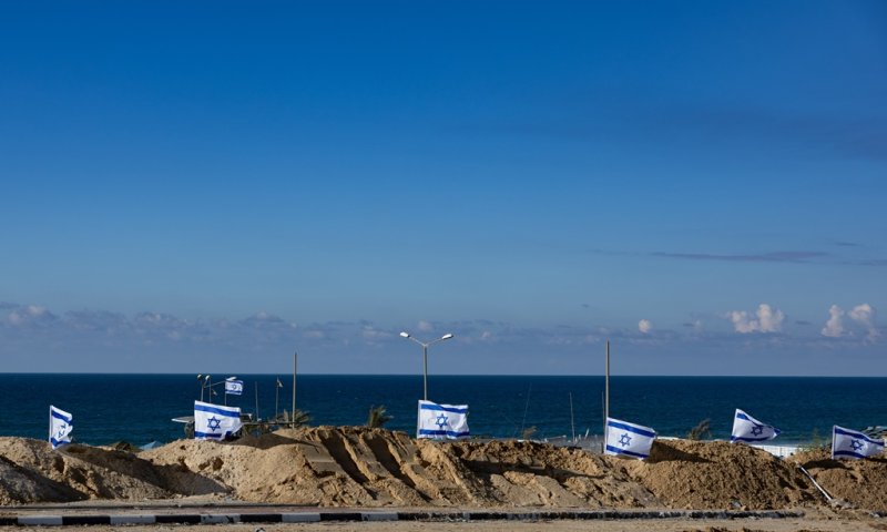 תיעוד: חופי עזה מעוטרים בדגלי ישראל לאורך קילומטרים