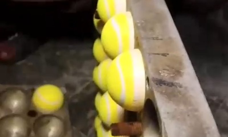 מעניין: כך יוצרים את כדורי הטניס במפעל • צפו
