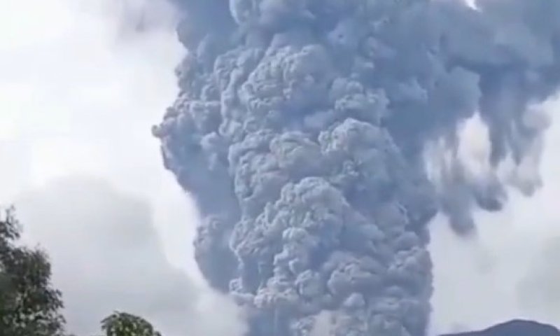 אינדונזיה: הר הגעש התפרץ – היישובים הסמוכים פונו • צפו