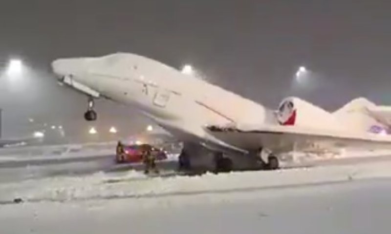 בעקבות השלג הכבד: המטוסים בשדה התעופה קפאו • צפו