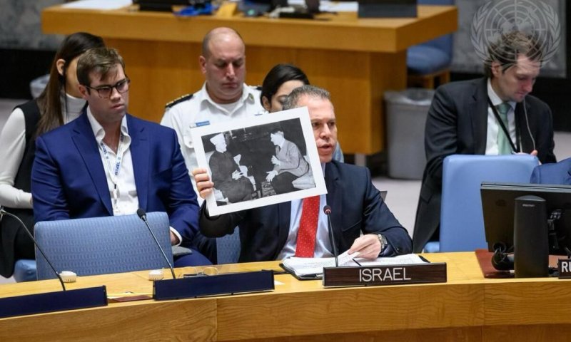 השגריר הציג באו"ם את תמונתו של המופתי עם היטלר