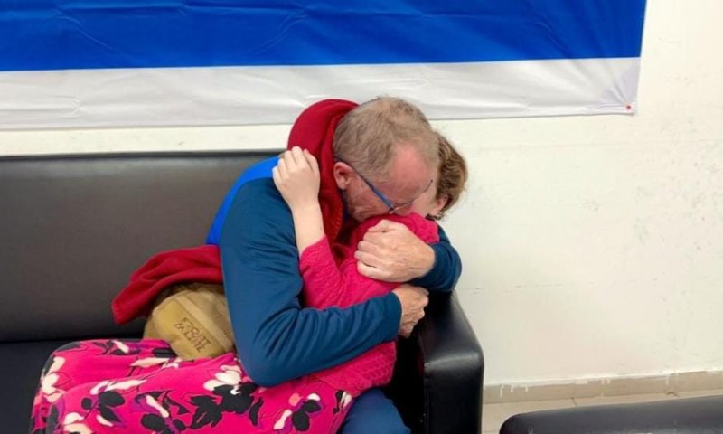 בשער העיתון הבריטי: האבא והבת המשוחררת שעדיין חוששת מאיומי חמאס