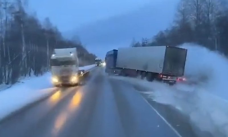 לא פגע באף אחד: נהג משאית החליק על השלג והצליח להתייצב על הכביש • צפו