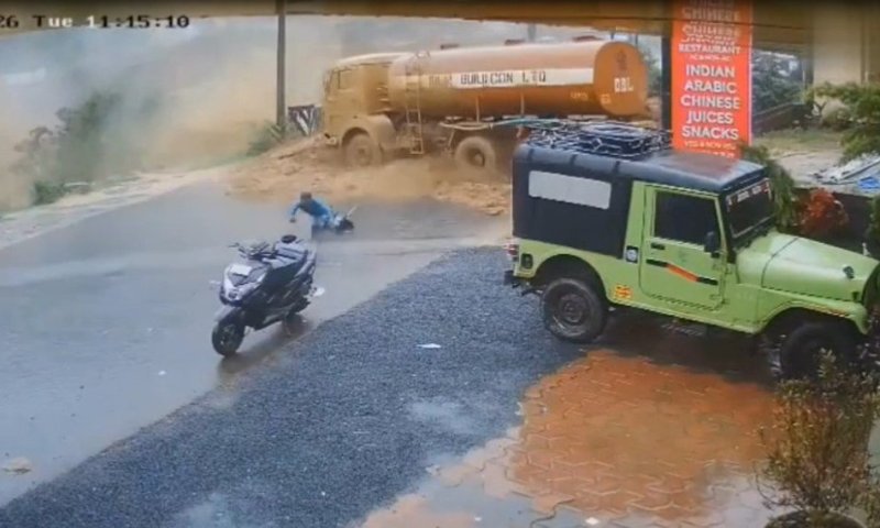 תיעוד דרמטי מהודו: מפולת בוץ ענקית קברה אתר בנייה
