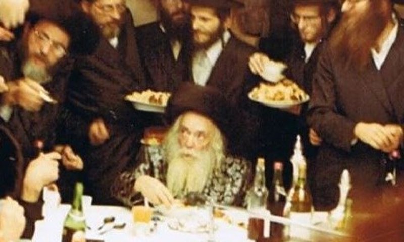 למה זורקים תפוחים בשמחת תורה?: דיבורי קודש מהרבי הקדוש מצאנז קלויזנבורג