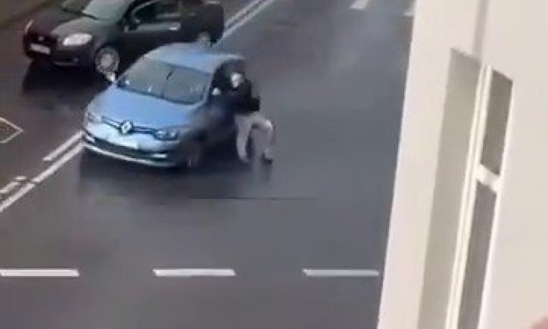 תיעוד דרמטי מפולין: נהג פגע ברכבים וגרר אזרח שניסה לעצור אותו