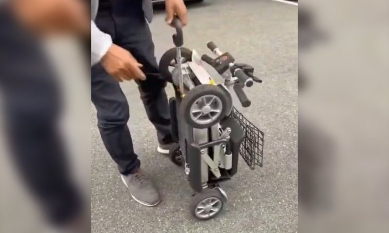 הלהיט החדש של המבוגרים ביפן: הקלנועית המתקפלת שהופכת למזוודה