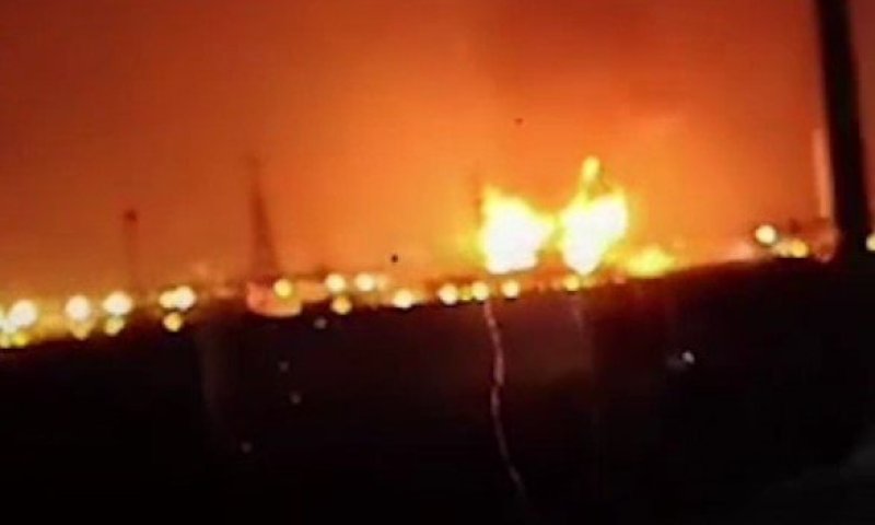 החות'ים תוקפים: להבות ענק ועשן כבד במתקני הנפט בסעודיה