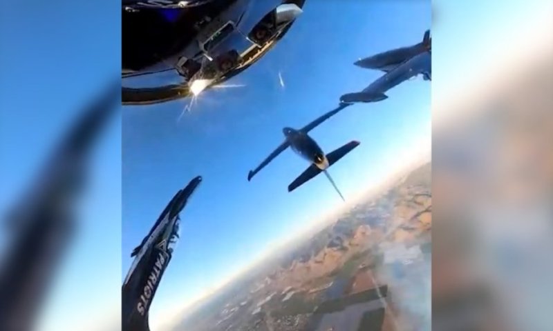 מפגן אווירי: צוות האווירובטיקה האמריקאי בביצועים מרהיבים