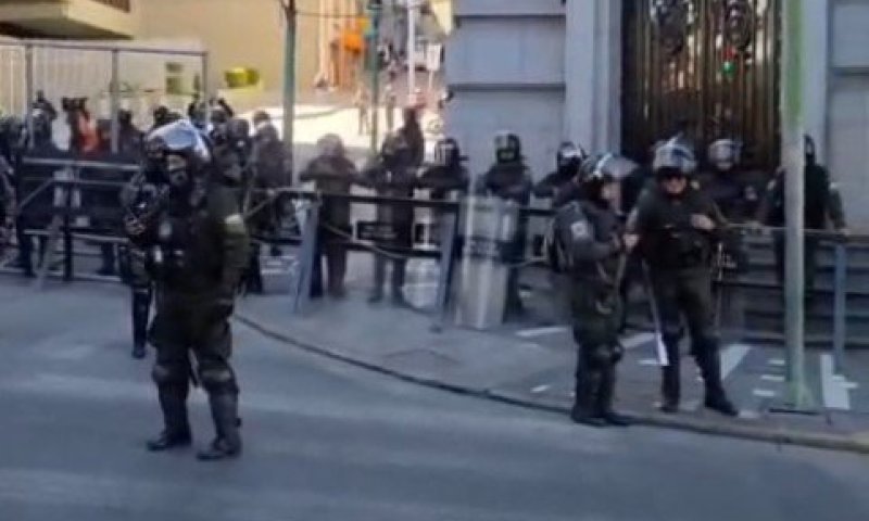 הפגנות ענק בבוליביה בעקבות משבר כלכלי: כוחות ענק נפרסו סביב הבנק המרכזי &bull; צפו