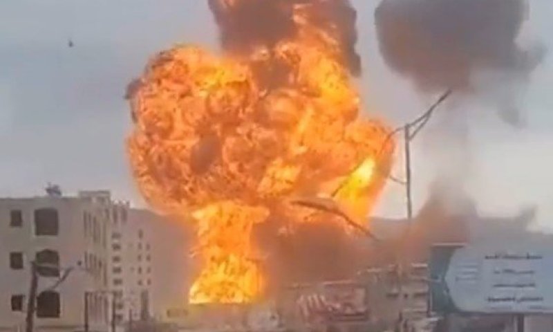 פיצוץ עז וכדור אש ענק: הסעודים תקפו מאגרי נפט בצנעא