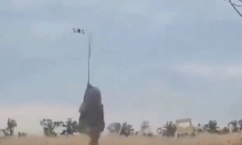 "מערכת נ"מ חדשה": חייל רוסי מפיל רחפן אוקראיני באמצעות ענף עץ