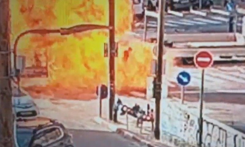 האופנוע מתפוצץ על הגרר, האזרח "עף": תיעוד דרמטי מתל אביב