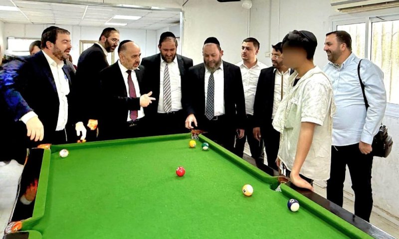 מודיעין עילית: שר הרווחה יעקב מרגי העניק תעודות לנערים מתמודדים 
