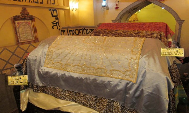שערים שמיים נפתחים: התפילה הנדירה בקבר מרדכי ואסתר באיראן