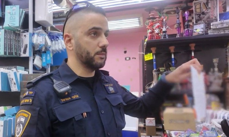 פשיטה על חנויות ומאבק בנפצים: המשטרה נערכת לפורים בבני ברק
