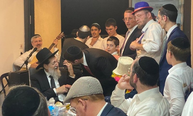 הפוסק על פורס מפה ומקדש: אינו רצוי לכתחילה, ואיך כן לעשות?