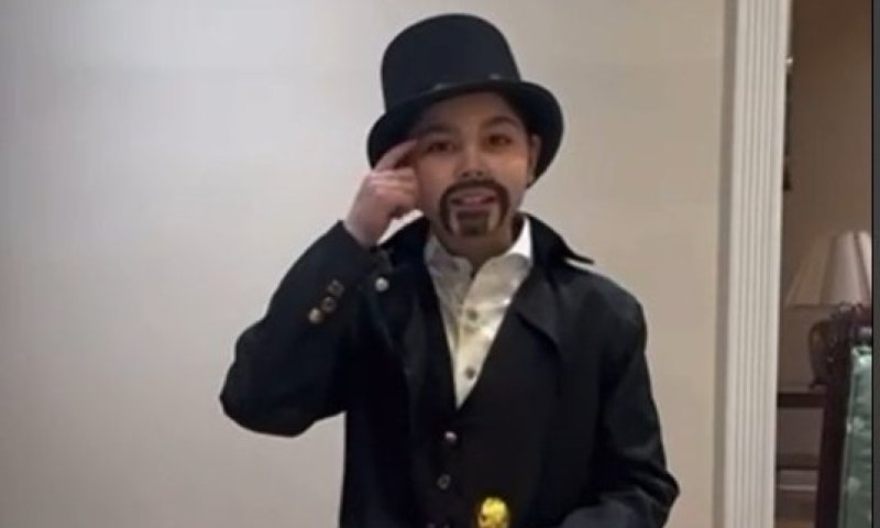 ילד בן 12 הדהים את אמריקה: "צוחקים על העשירים מאחורי הגב"