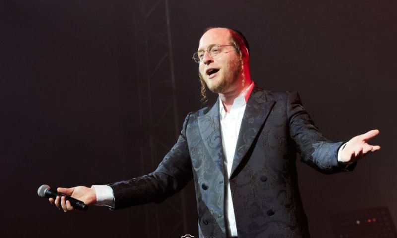 רגע מרגש במופע ההשקה של מוטי וייס &ndash; ביצוע עוצמתי על במת 360 מיוחדת