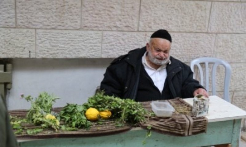 אבל במוסאיוף: רבי שמואל שמאי ז"ל שכונה "עצי עשבי" הלך לעולמו