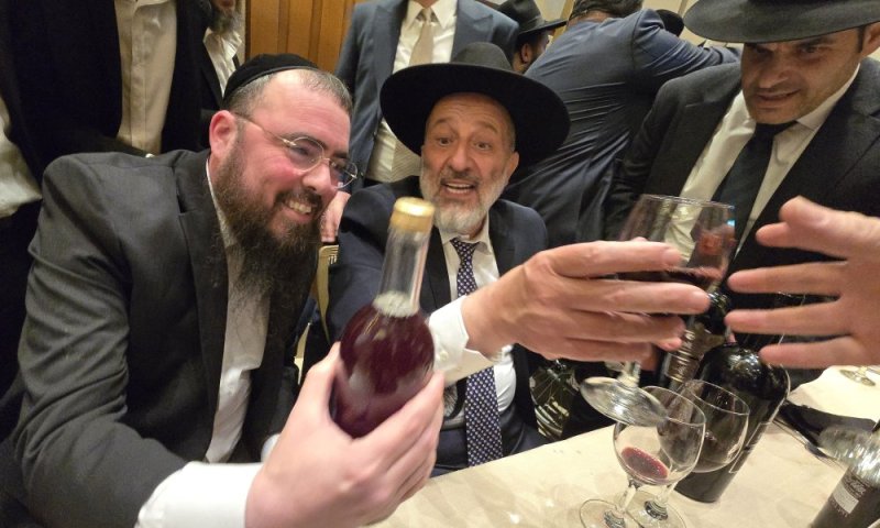 אחדות בטבריה: הגר"ד קוק שלח את בנו לחתונת נכדת דרעי