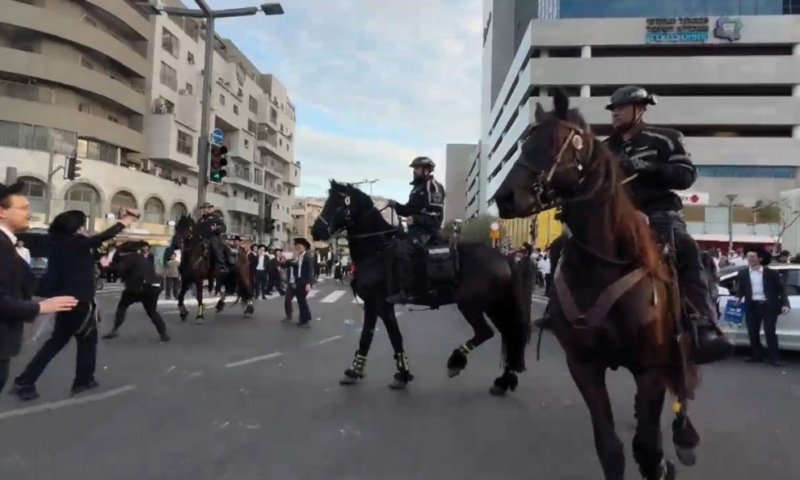 הפגנת 'הפלג הירושלמי' בבני ברק: המשטרה מנסה לפנות, ציר ז'בוטינסקי נחסם