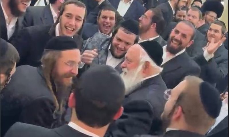 מעורר סערה: השר גולדקנופף תועד רוקד לקול שירת 'נמות ולא נתגייס'