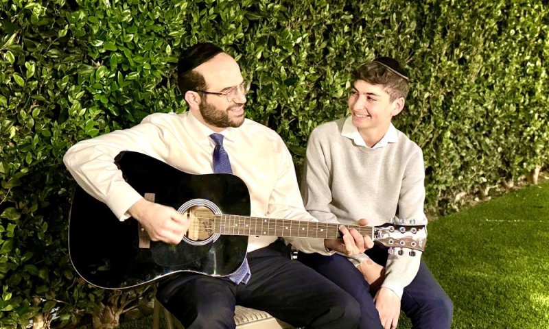המחנך מלוס אנג'לס מארח את תלמידו לסינגל חדש: "מודה אני"