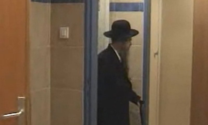 התיעוד נחשף: כשמרן הרב שטיינמן סייר בפנימייה של 'ארחות תורה'