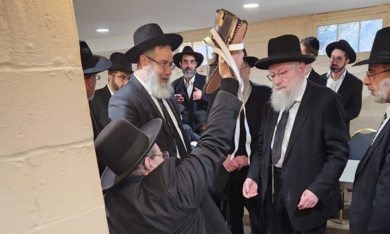 מעמד נדיר: הדיין וחתנו של ראש הישיבה ב'חליצה' לאשת אחיו