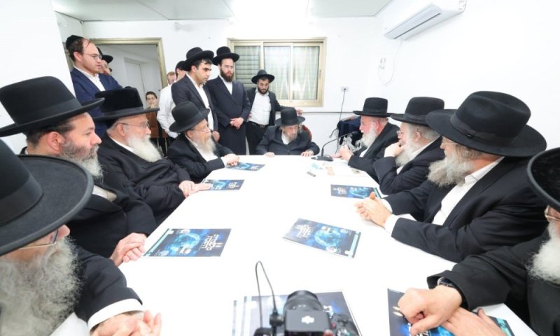 גדולי הפוסקים התכנסו לדיון בהול בגדרי שמירת השבת בביתו של מרן ראש הישיבה הגר"ד לנדו שליט"א