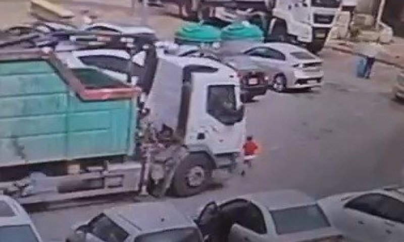 כמעט אסון: הילד רץ לכביש - ונדרס ע"י משאית | תיעוד