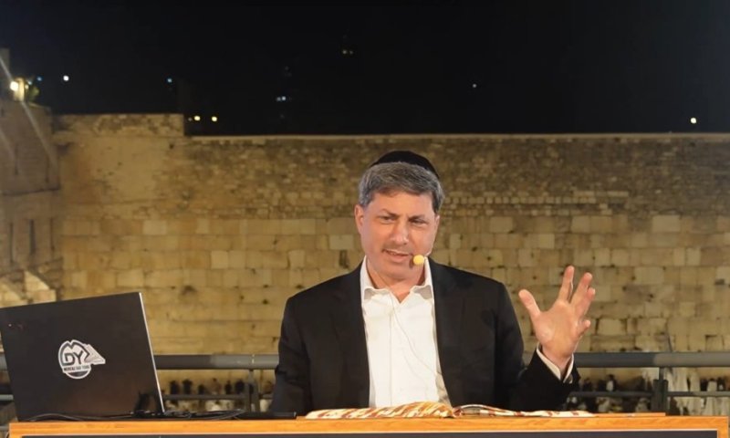 תורה מול הכותל: מבצע השיווק הרוחני ללימוד הדף היומי הושק מול מקום המקדש