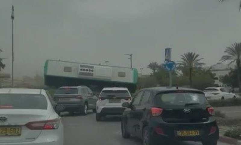 עלה על הכיכר - והתנגש: אוטובוס התהפך; 22 נפצעו | תיעוד
