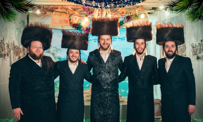 יואלי, שוכי, דודי ואושי בקליפ משעשע ואנרגטי שיכניס אתכם ישר לסוכה