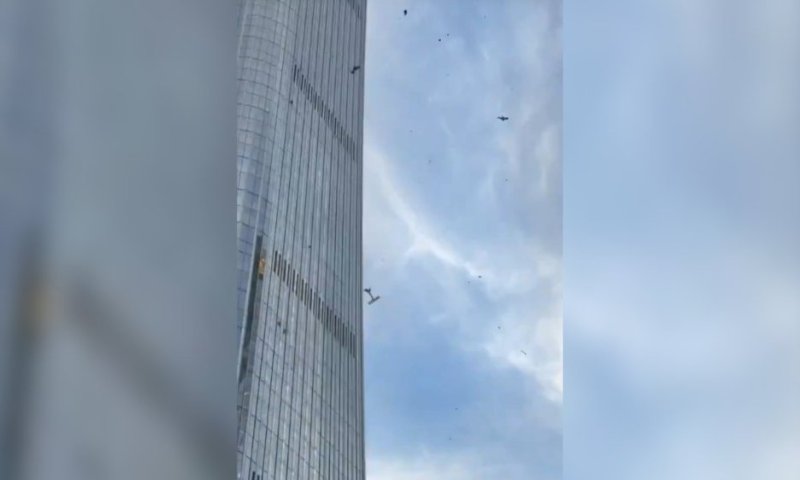 סין: מטוס קל התנגש בגורד שחקים | מאות בני אדם פונו