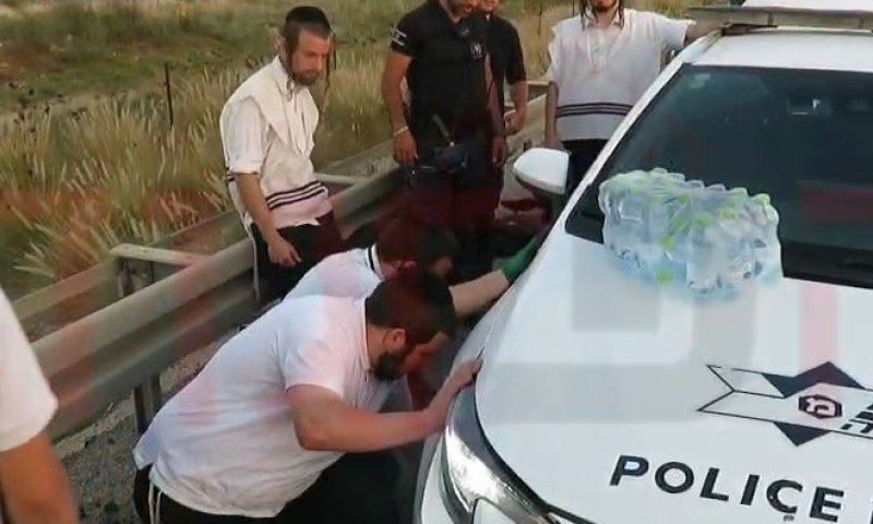 קידוש השם במחאת הרכבים: חסידים החליפו גלגל לשוטר והמשיכו בדרכם