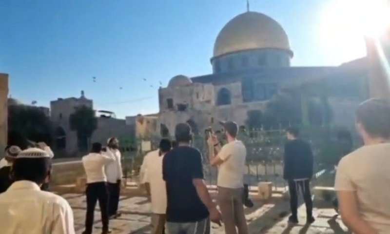 עשרות יהודים בשירת "אם אשכחך ירושלים" בהר הבית