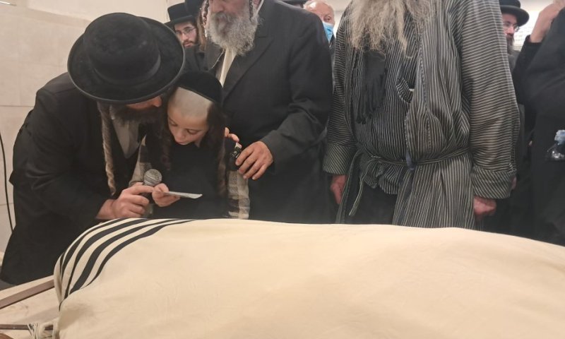 צפו בתיעוד שקורע את הלב: הילד בן ה-7, שעוד לא מבין את גודל האסון, זועק "יתגדל ויתקדש"
