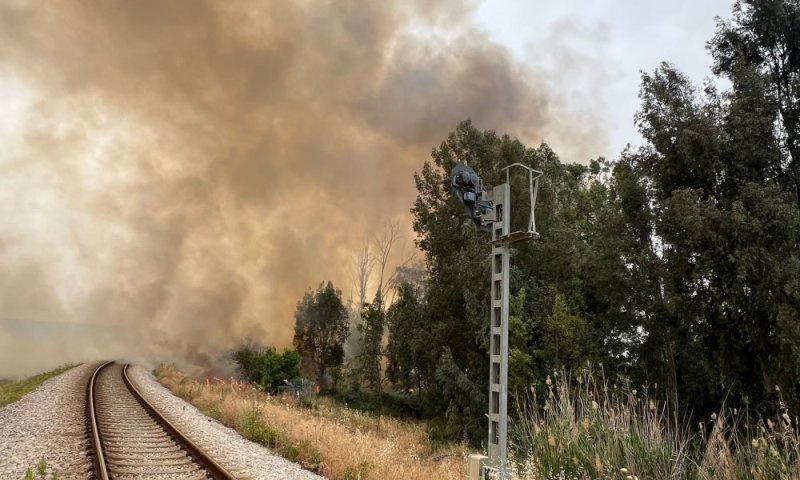 שריפה משתוללת סמוך לכביש 6: מקטע נשרים-סורק נחסם לשני הכיוונים