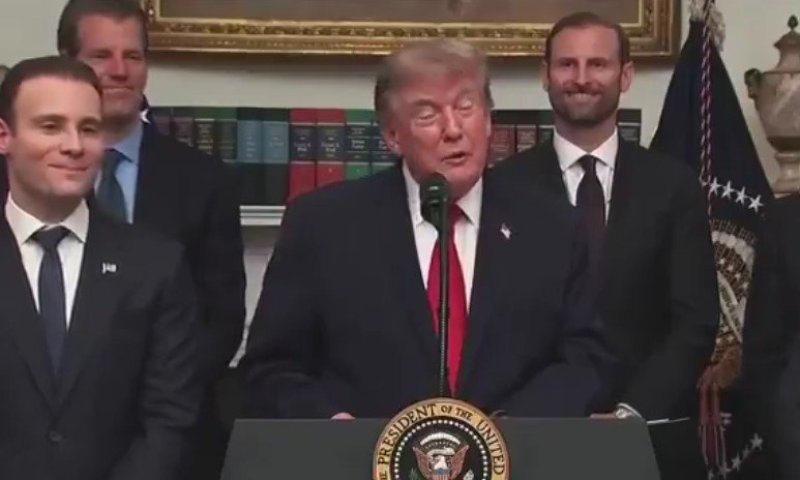 הנוכחים התפקעו מצחוק: טרמאפ ממשיך לפרגן לעצמו - "קראתי לחוק על שמי 'חוק הגאונות'"